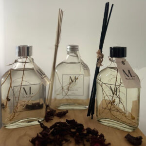 difusor de aroma con varillas negras y naturales